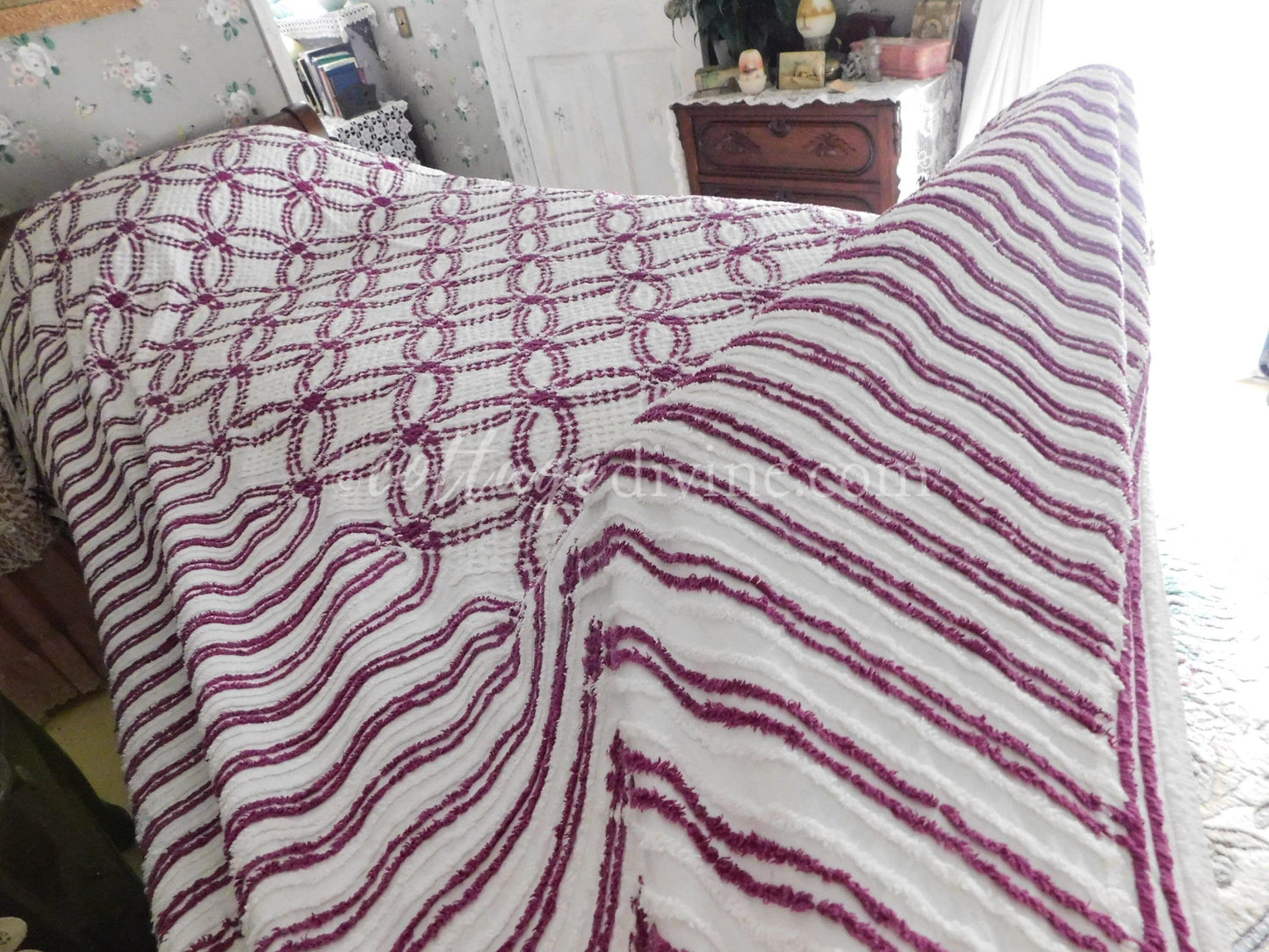 Gorgeous Vintage Chenille Bedspread, 1950s Wedding Ring Pattern in Mulberry & White, Full Sz