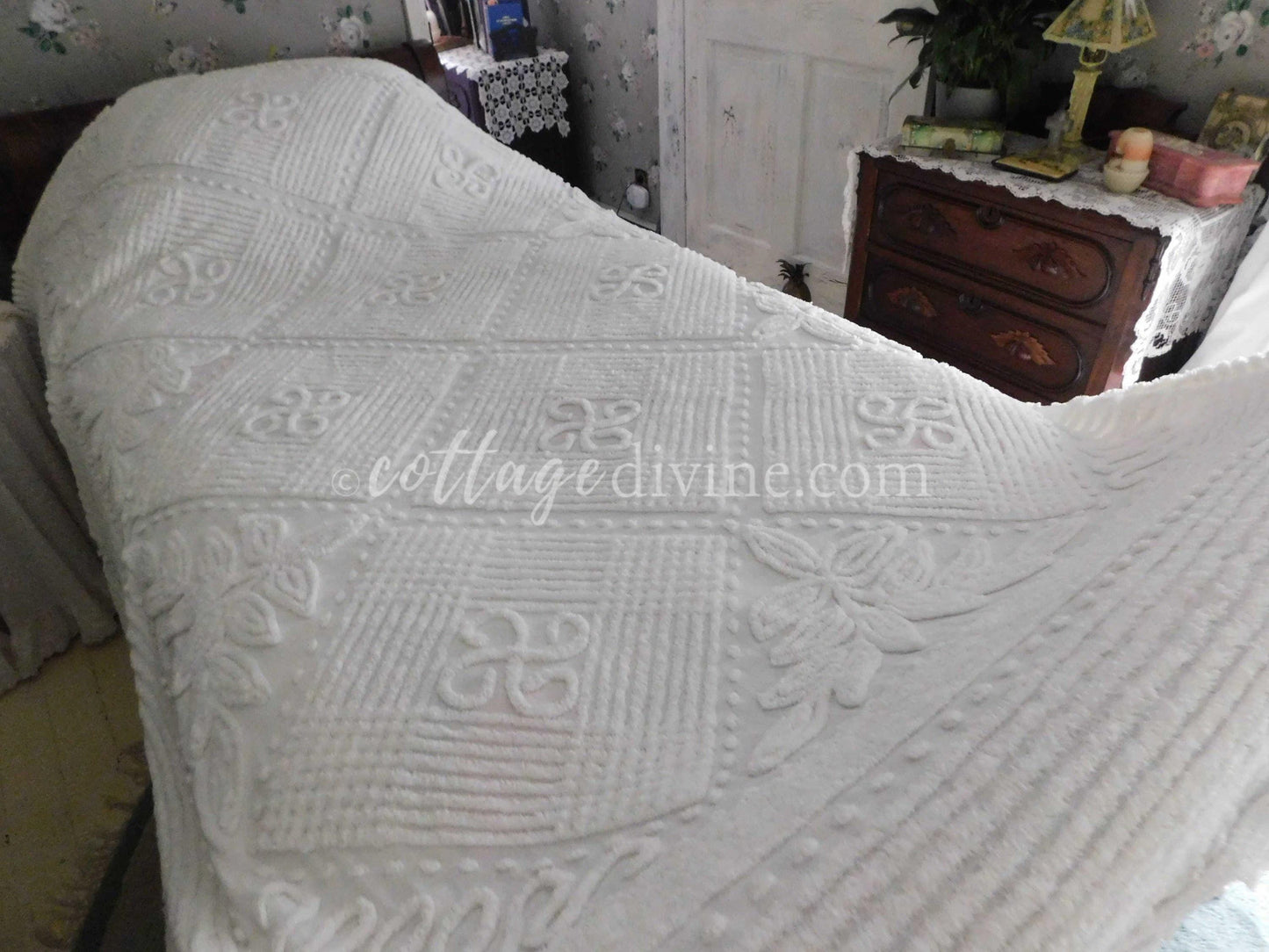 Shabby Seaside Cottage Style 1950s White Vintage Chenille Bedspread, Full Size, Fringe