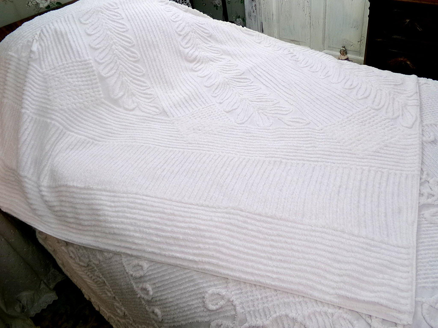 Elegant White Farmhouse Vintage Chenille Bedspread, Chevron Laurel Design, Full Size 100% Cotton Bedding