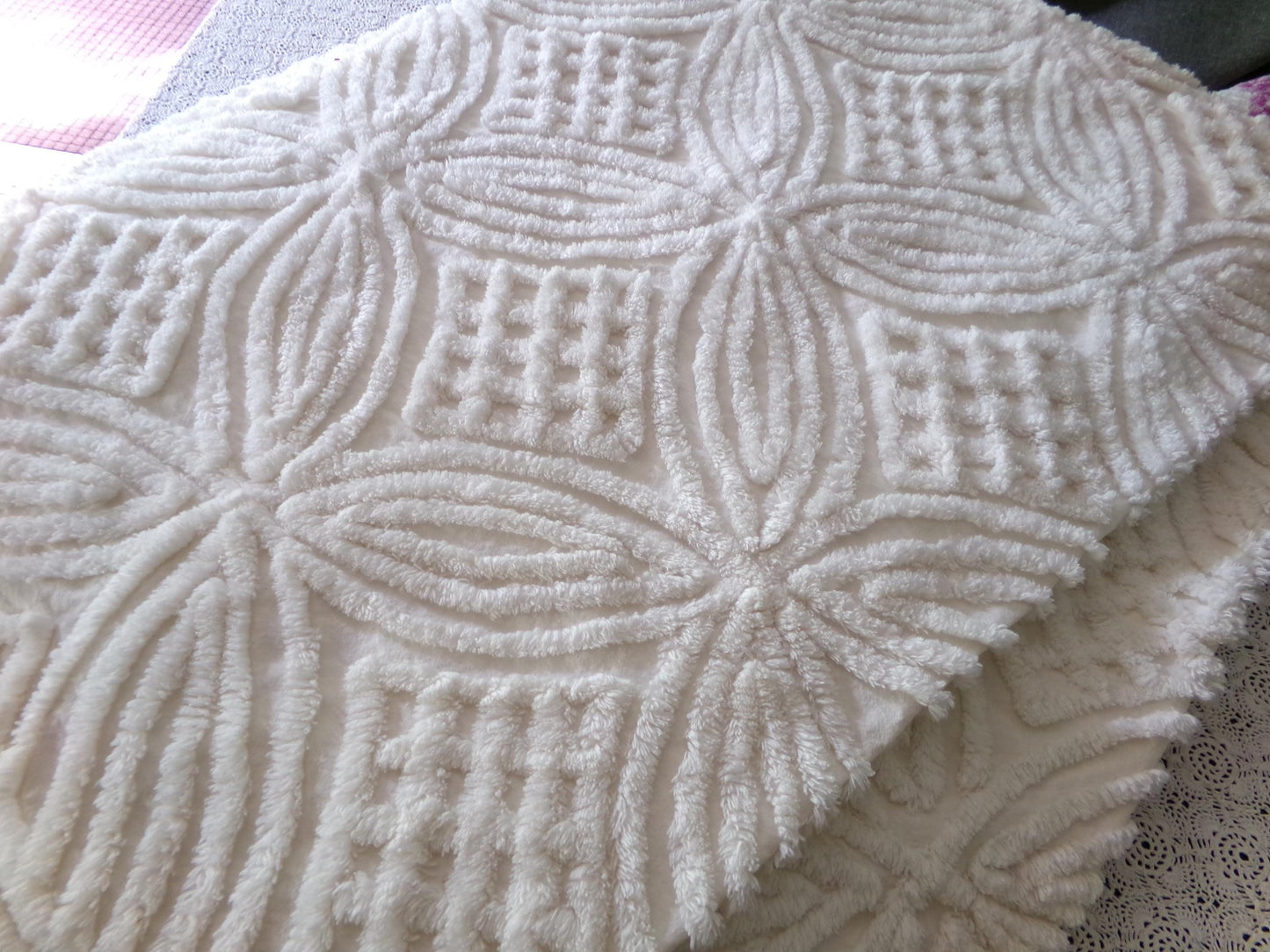 Farmhouse Style Vintage Chenille Bedspread, Classic Plush Creamy White Cotton Wedding Ring Design, Twin Size Spread