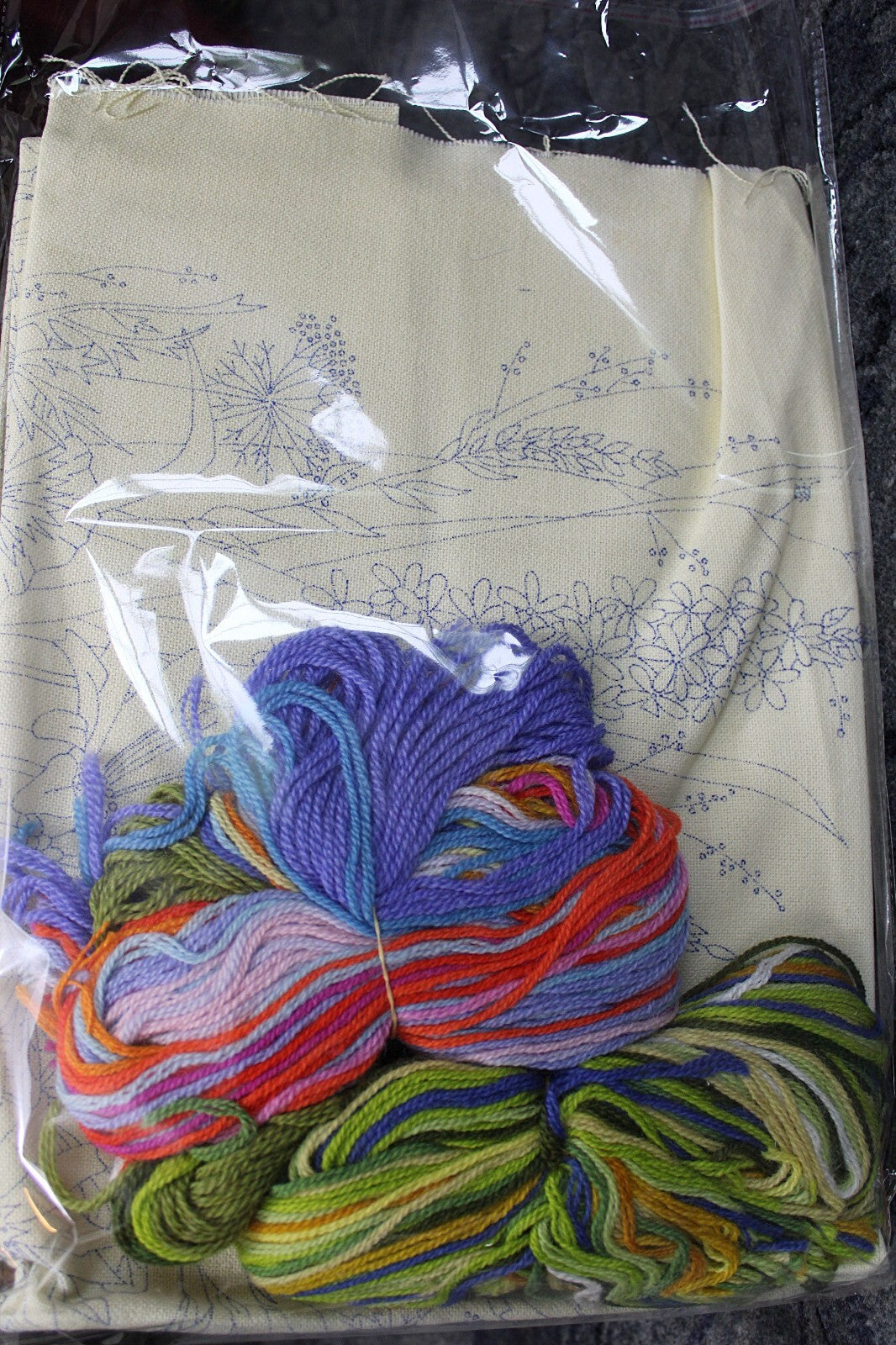 SPRING FLOWERS Vtg Wall Hanging Crewel Embroidery Kit Paragon Stitchery 0711
