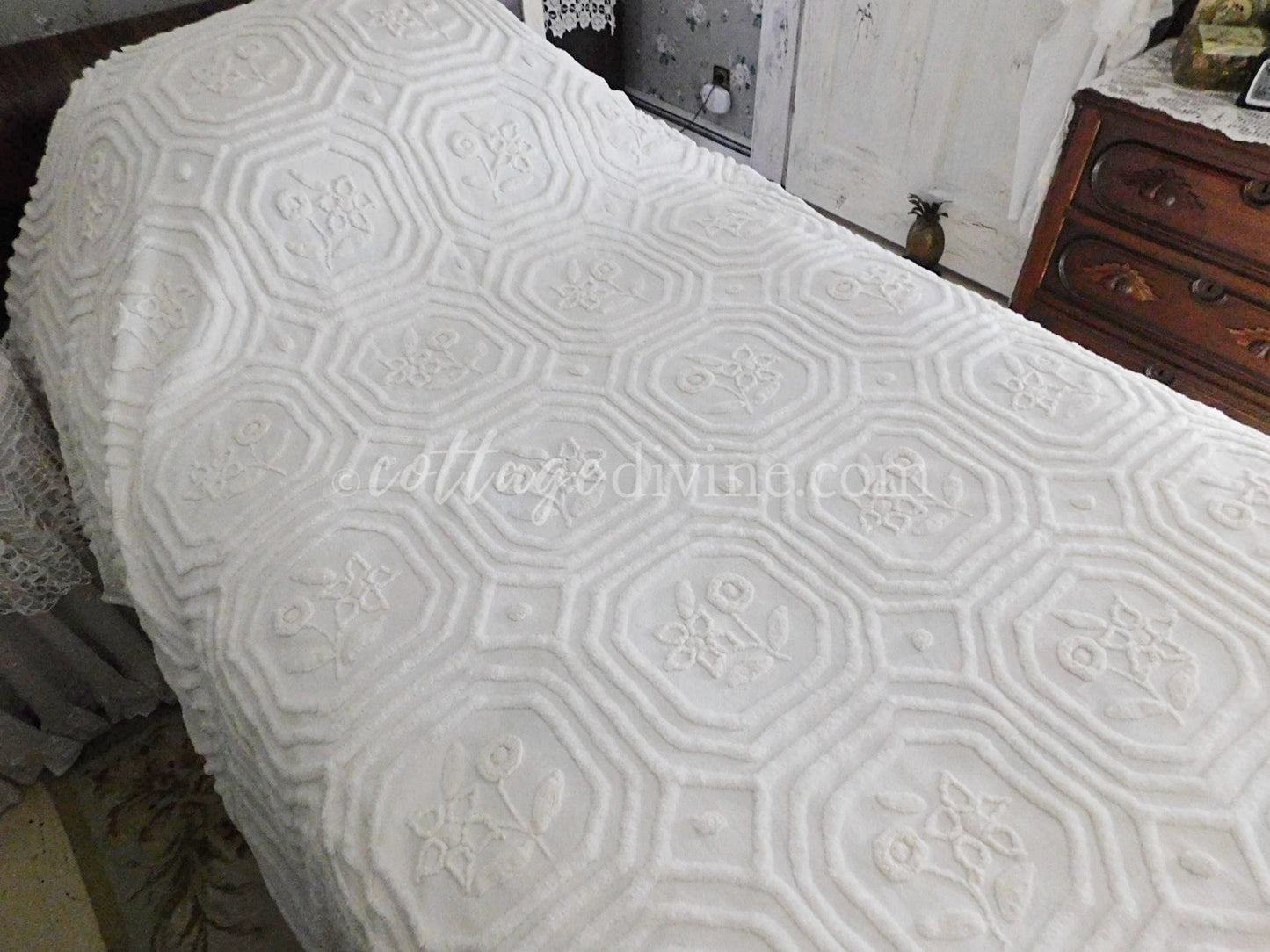 Farmhouse Style White Vintage Chenille Bedspread, Twin Size Cottage Chic Cotton Bedding with tufted florals