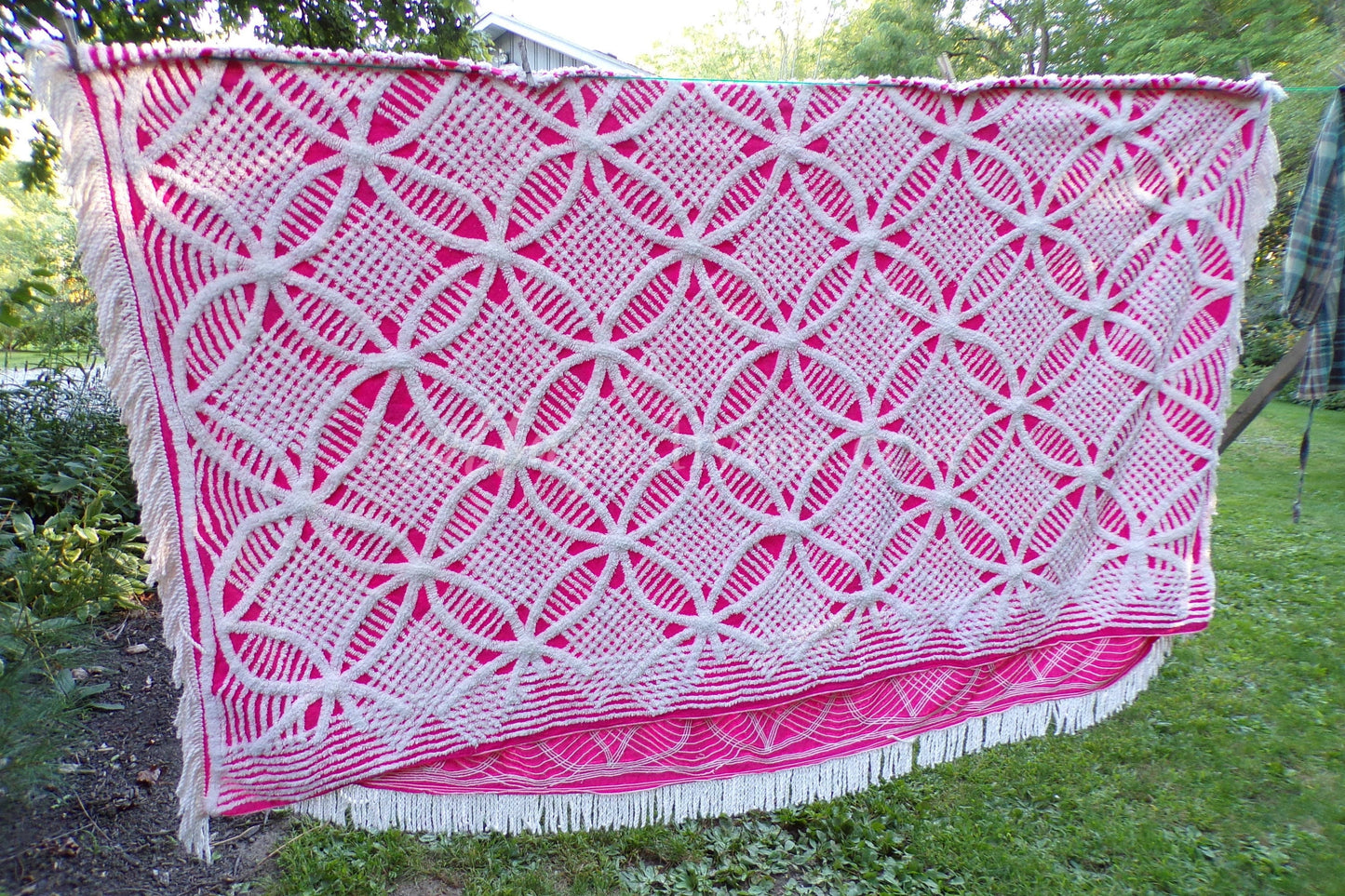 feisty fairy pink fluffy vintage chenille bedspread with white wedding rings & accent fringe, soft cotton full size bedding