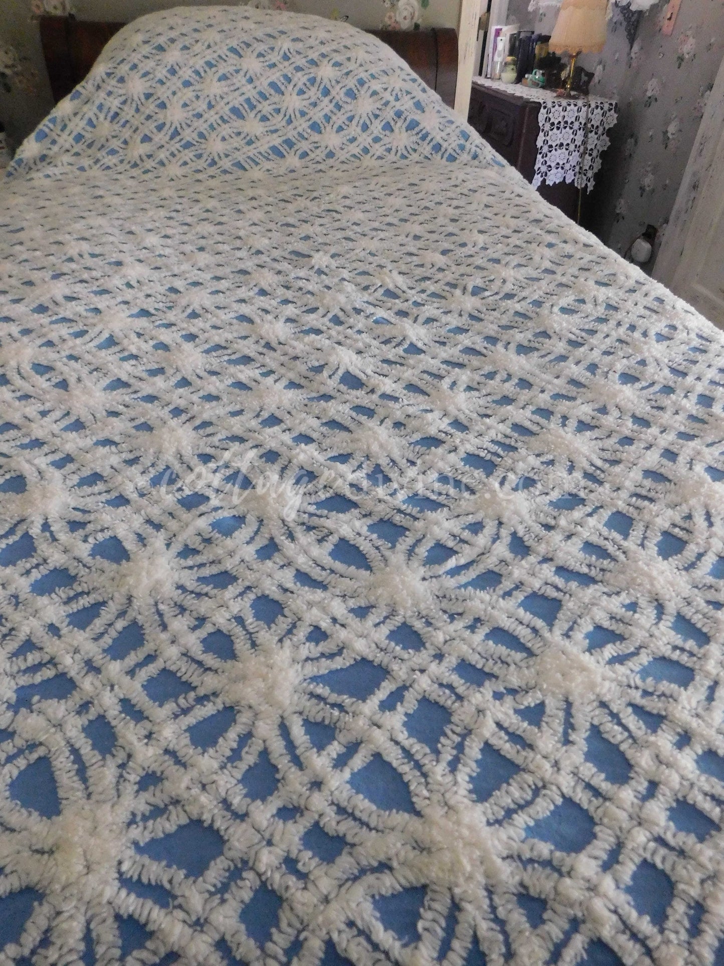Classic Coastal Cottage Vintage Blue & White Tufted Chenille Bedspread, Twin Size