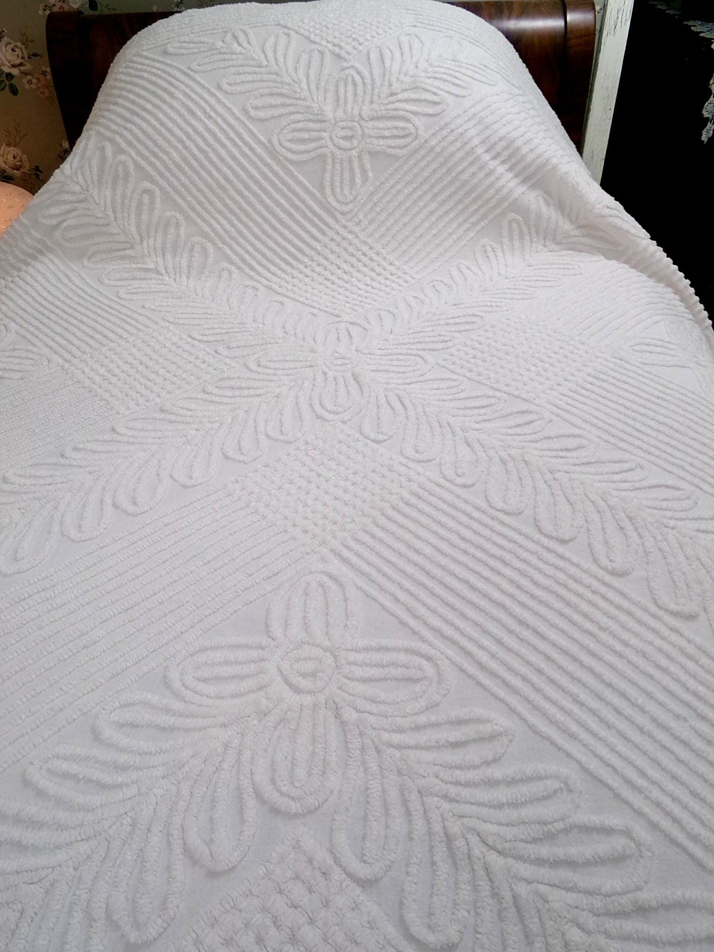Elegant White Farmhouse Vintage Chenille Bedspread, Chevron Laurel Design, Full Size 100% Cotton Bedding