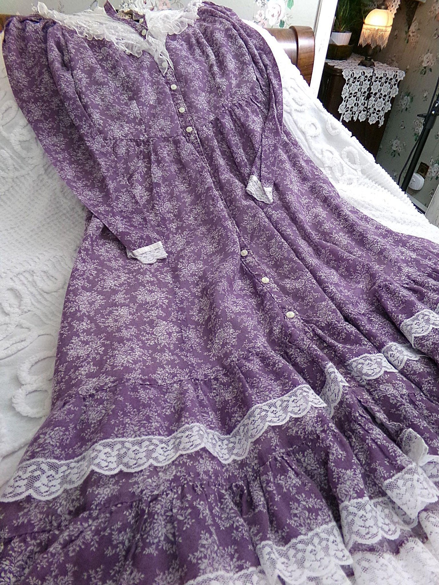 GUNNE SAX prairie dress, vintage midi length 1970s lavender & white calico print with lace and ruffles, very small XXS