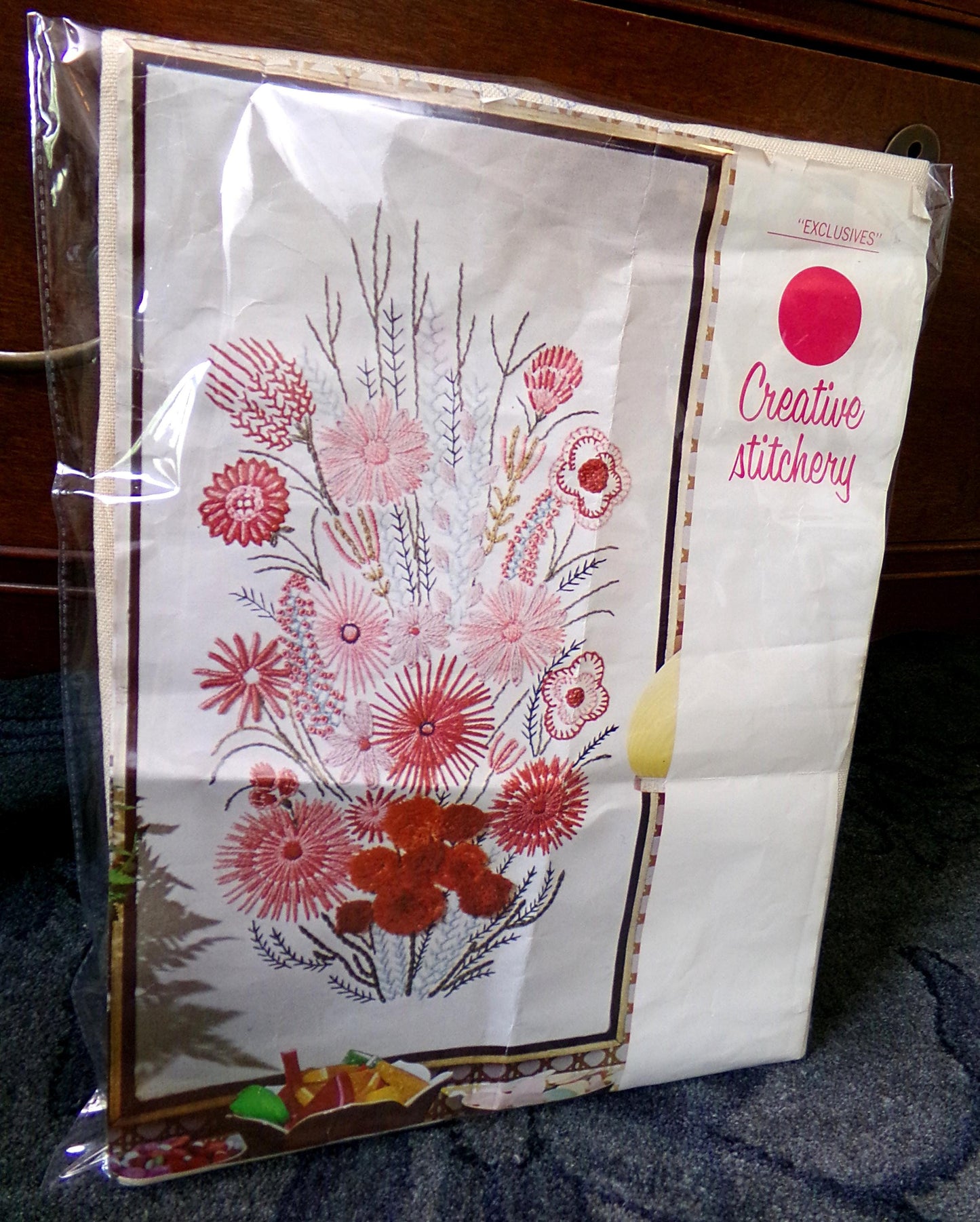 REGAL MUMS Crewel Stitchery Kit, Vintage Boho Style Wall Hanging, Rare Paragon Needlecraft Hippie Embroidery # 0219