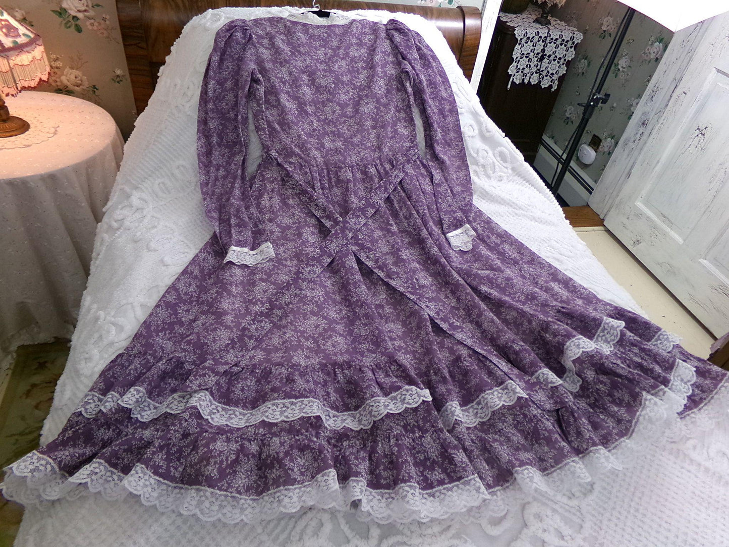 GUNNE SAX prairie dress, vintage midi length 1970s lavender & white calico print with lace and ruffles, very small XXS