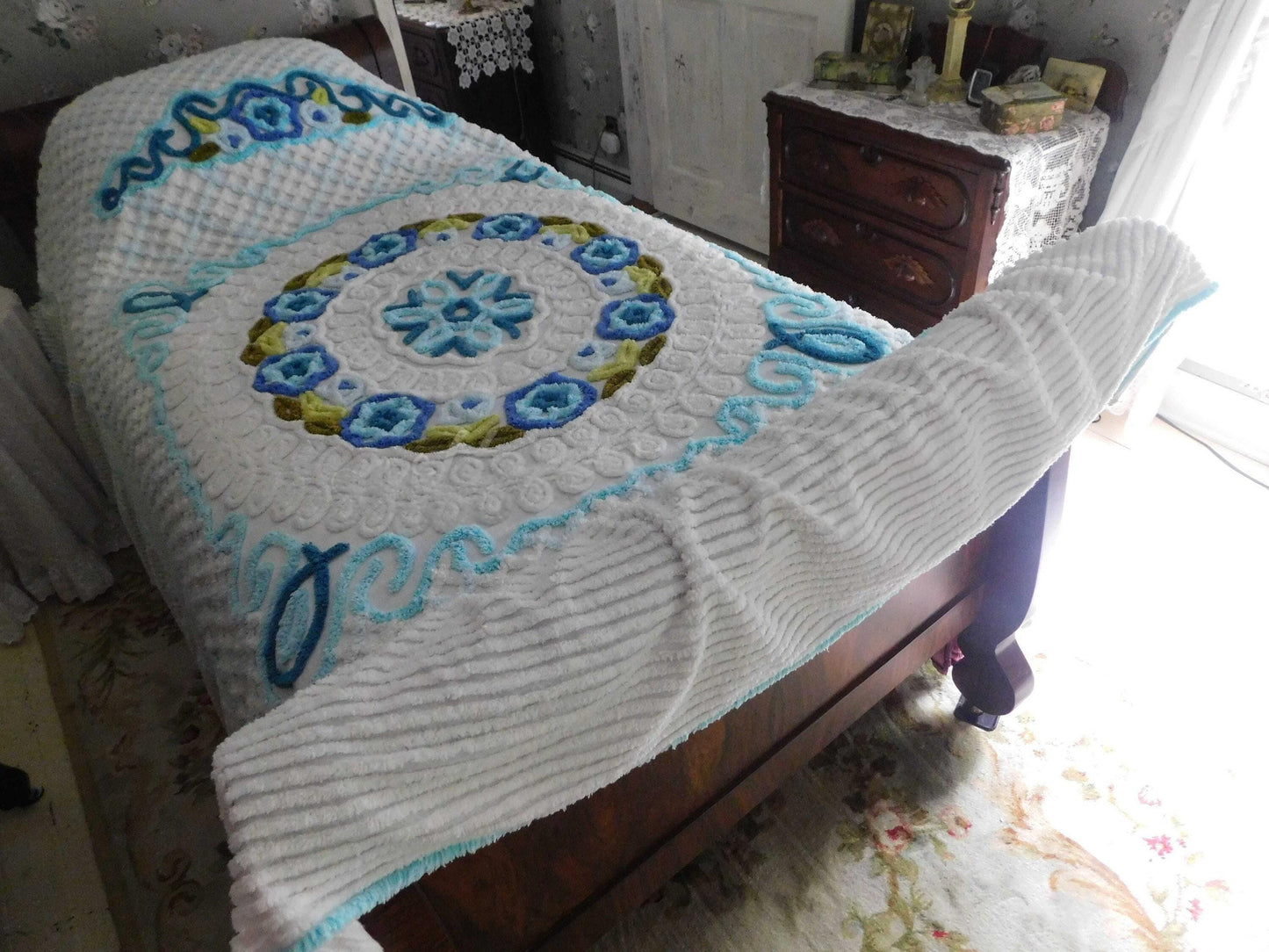Vintage Floral Chenille Bedspread - Soft Textured Full Size Cotton Bedding in Boxed, Fitted Design - Cottage Style Shabby Chic Decor