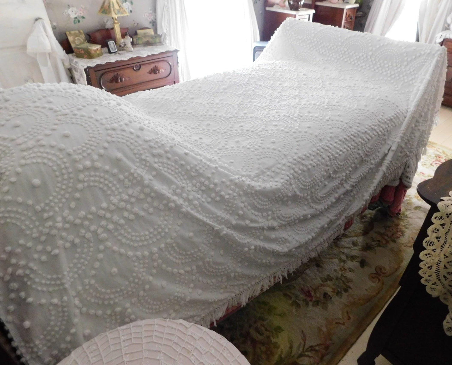 Farmhouse B&B Style Vintage Chenille Bedspread, Antique Handtufted Waterfall Cascade Pops, Full Size White Spread with Fringe