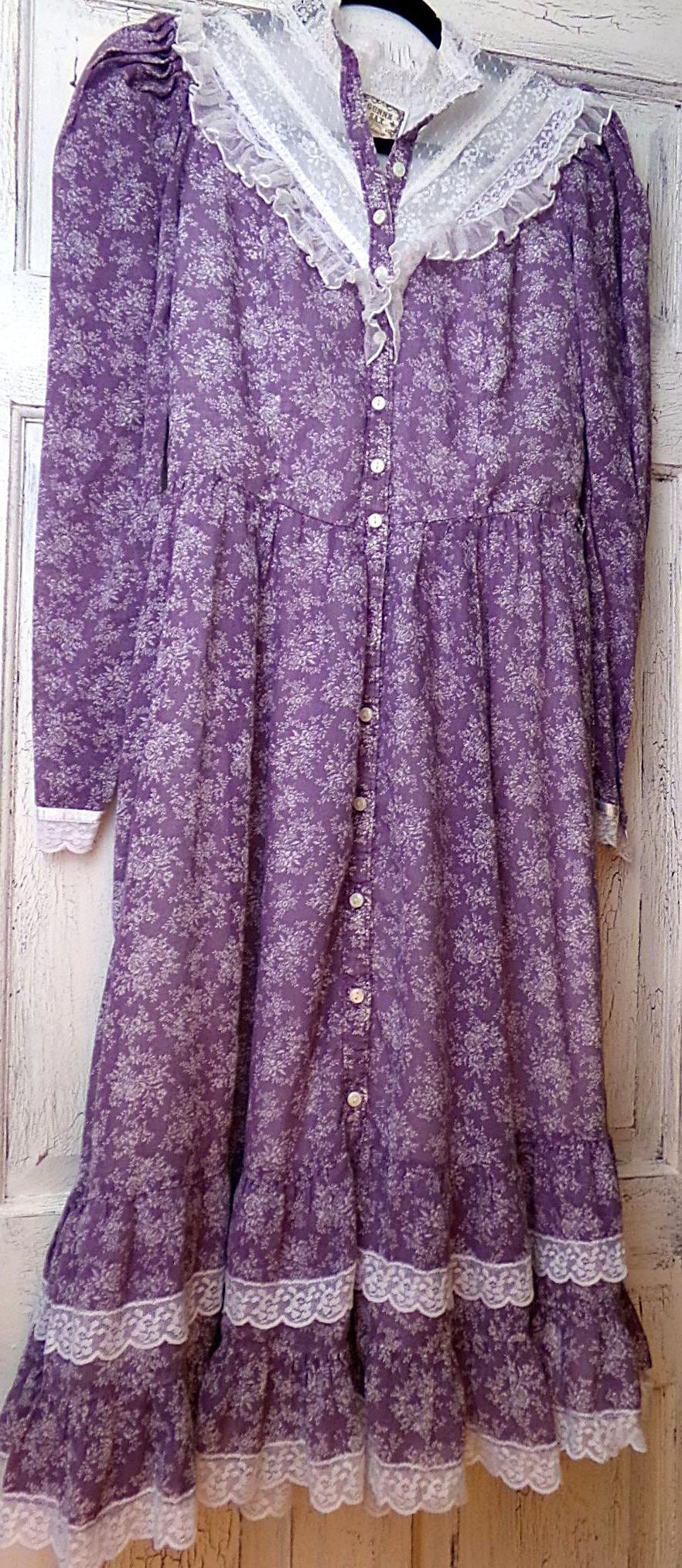 GUNNE SAX prairie dress, vintage midi length 1970s lavender & white calico print with lace and ruffles, very small XXS