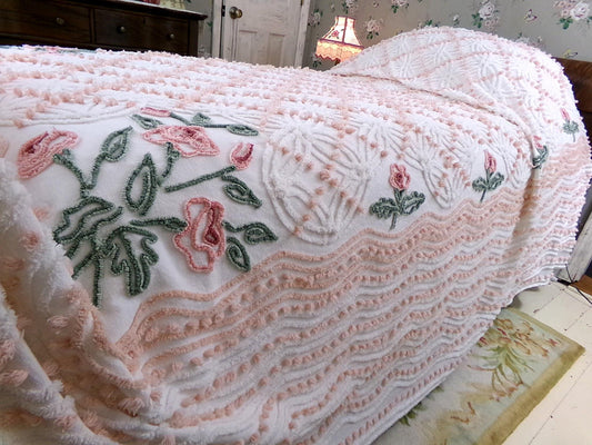 vintage summer romance chenille bedspread, pink roses on white cotton coverlet with pops & wedding rings, full size cottage bedding