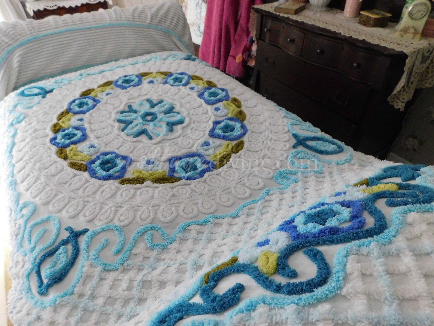 Vintage Floral Chenille Bedspread - Soft Textured Full Size Cotton Bedding in Boxed, Fitted Design - Cottage Style Shabby Chic Decor