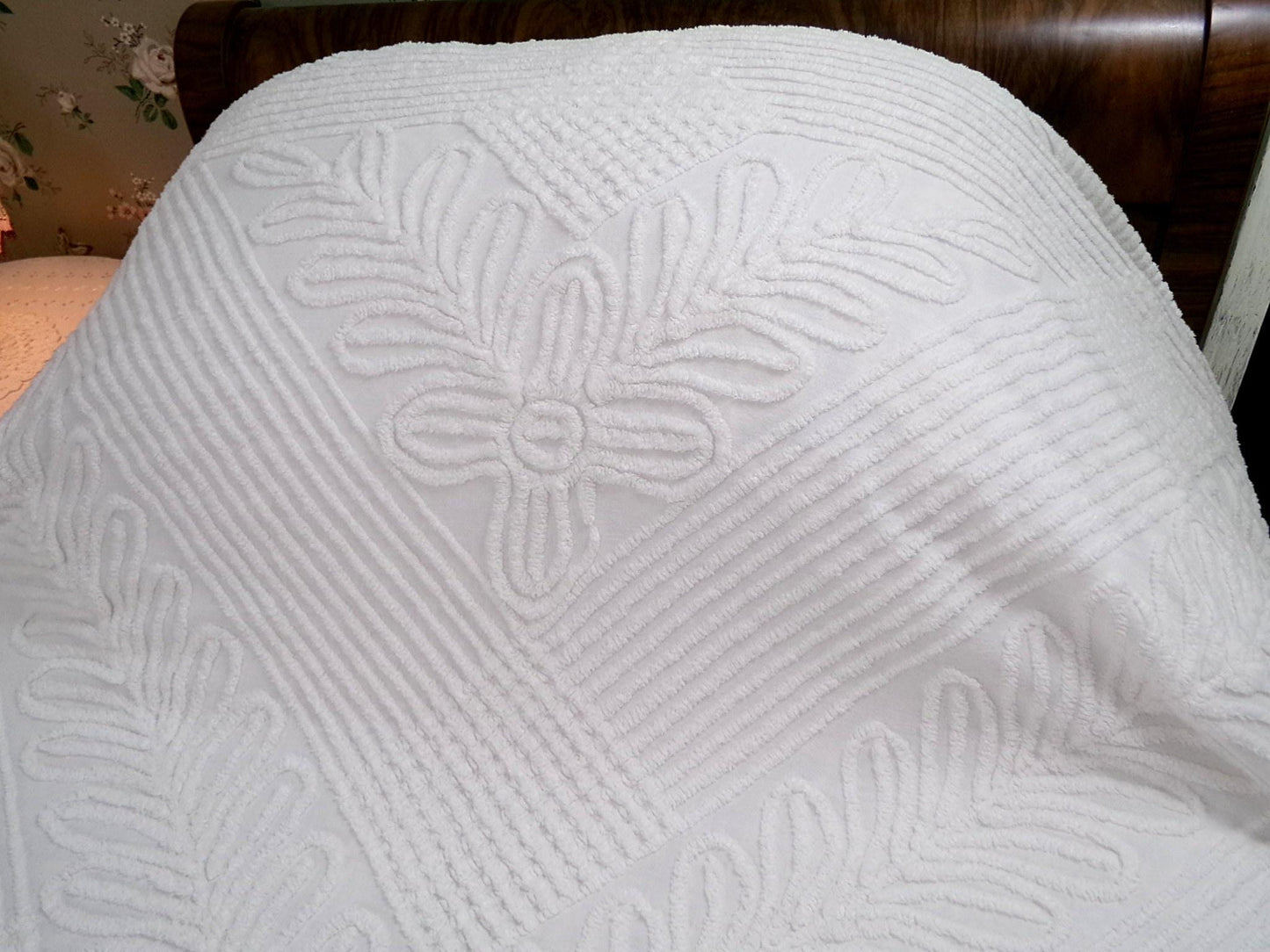 Elegant White Farmhouse Vintage Chenille Bedspread, Chevron Laurel Design, Full Size 100% Cotton Bedding