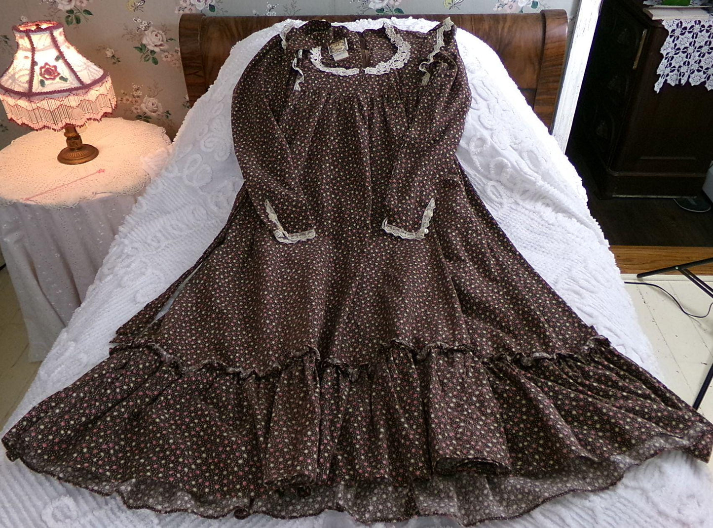 whimsical woodland fairy vintage Gunne Sax dress, cute 1970s prairie style midi brown cotton calico print, XXS