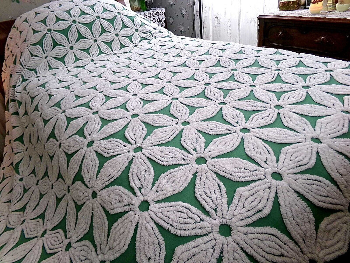 Giant White Daisy Vintage Green Chenille Bedspread Plush Tufted Daisies, Full Size