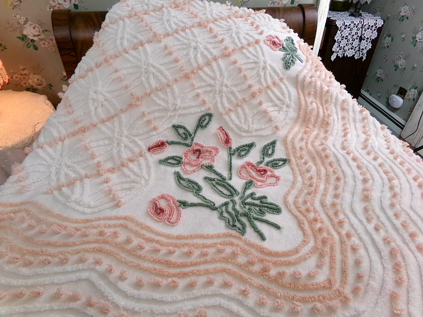 vintage summer romance chenille bedspread, pink roses on white cotton coverlet with pops & wedding rings, full size cottage bedding