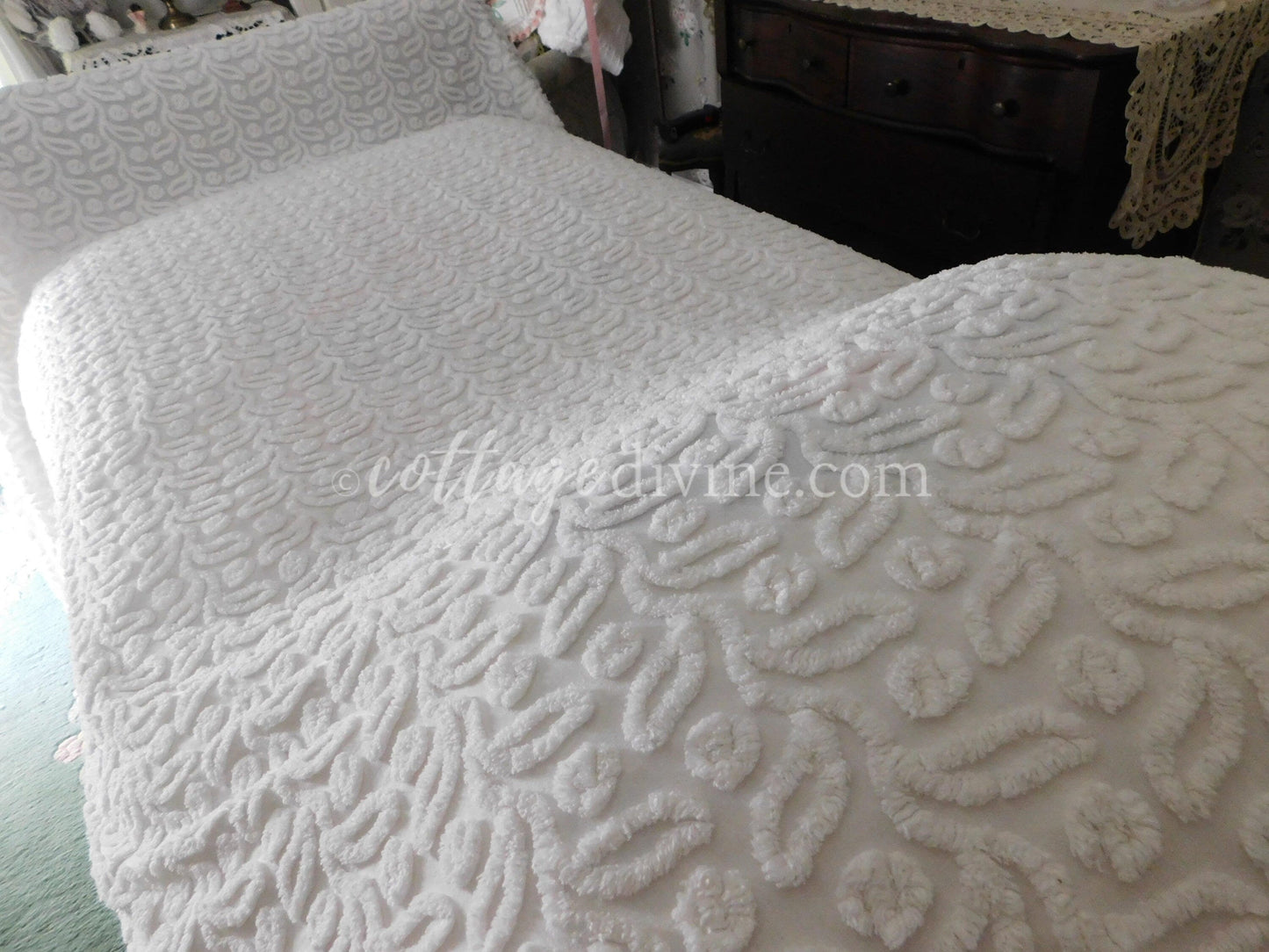 White Ivy Berry Vintage Chenille Bedspread, Full Size Cotton Bedding with Fringe, Tagged Hofmann Textiles