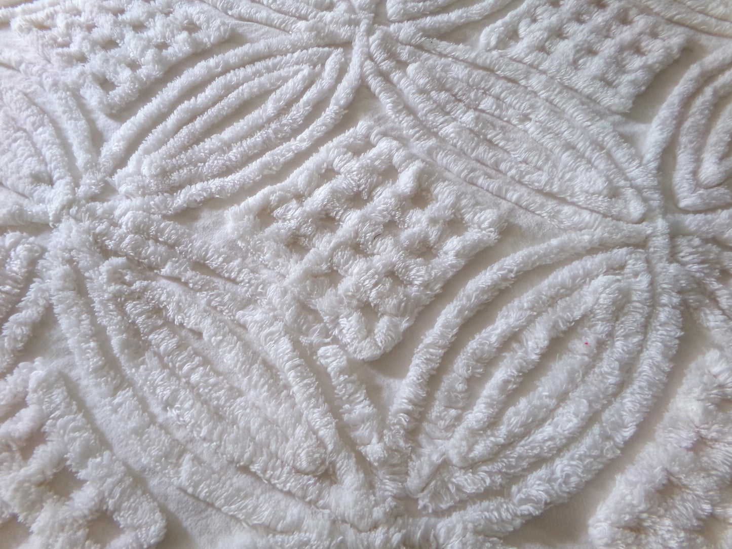 Farmhouse Style Vintage Chenille Bedspread, Classic Plush Creamy White Cotton Wedding Ring Design, Twin Size Spread