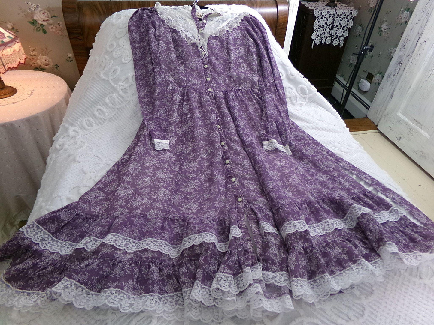 GUNNE SAX prairie dress, vintage midi length 1970s lavender & white calico print with lace and ruffles, very small XXS