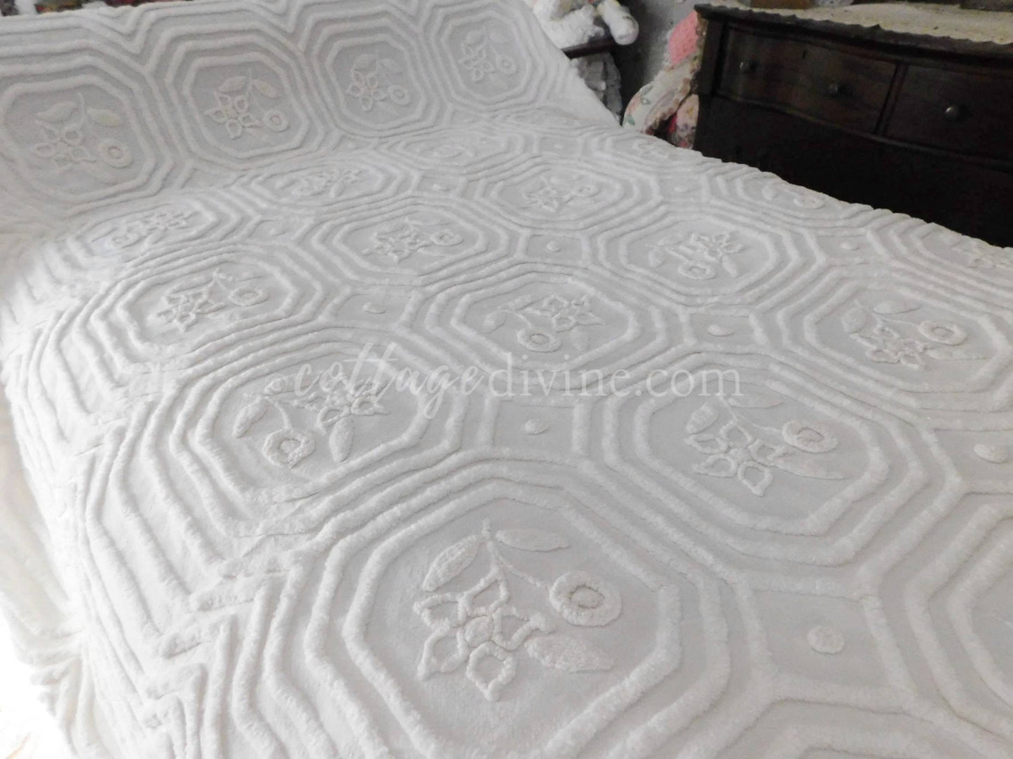 Farmhouse Style White Vintage Chenille Bedspread, Twin Size Cottage Chic Cotton Bedding with tufted florals