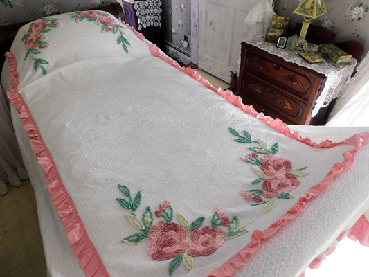 vintage summer white seersucker bedspread with chenille rose blooms & pink ruffle trim, twin or full size cottage coverlet