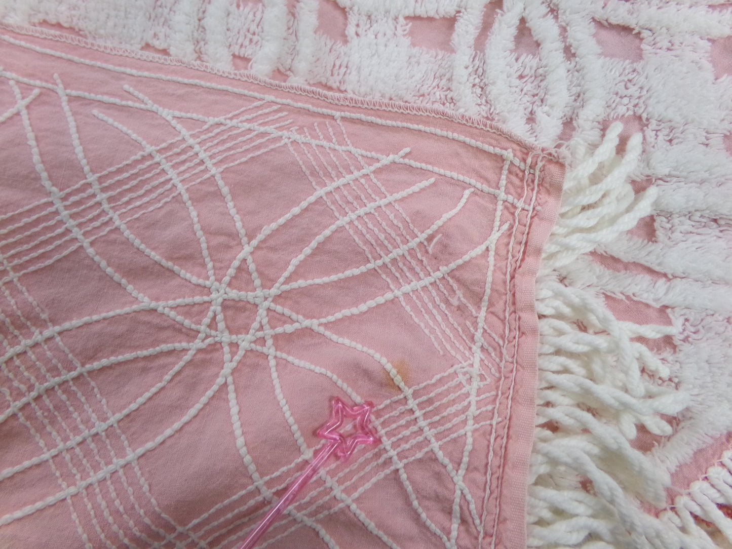 Vintage Pink Chenille Bedspread, Geometric White Tufted Wedding Rings, Accent Fringe, Twin Size Cottage Bedding