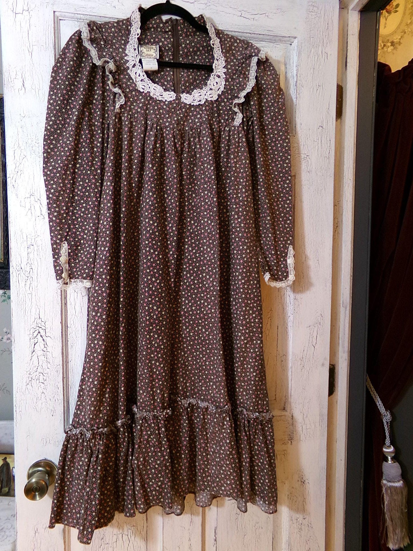 whimsical woodland fairy vintage Gunne Sax dress, cute 1970s prairie style midi brown cotton calico print, XXS