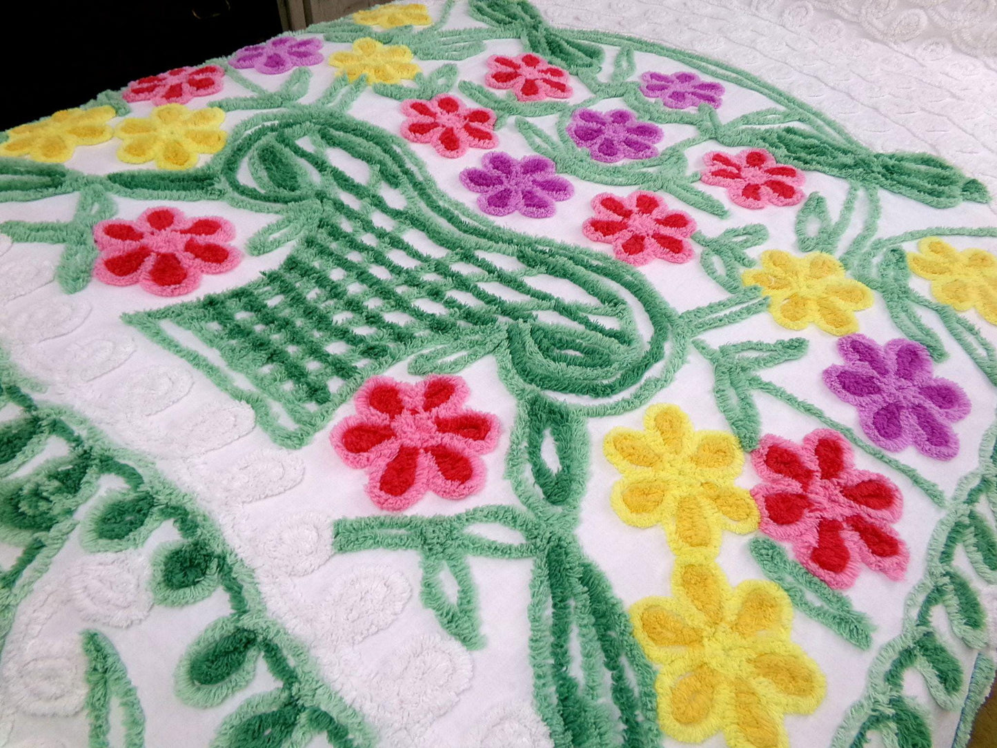 vintage green & white chenille bedspread, tumbling flowers in a big basket, midcentury cottage full size summer cotton bedding