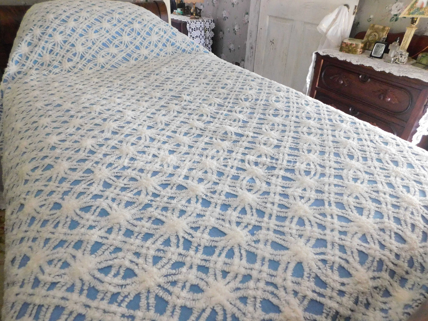 Classic Coastal Cottage Vintage Blue & White Tufted Chenille Bedspread, Twin Size