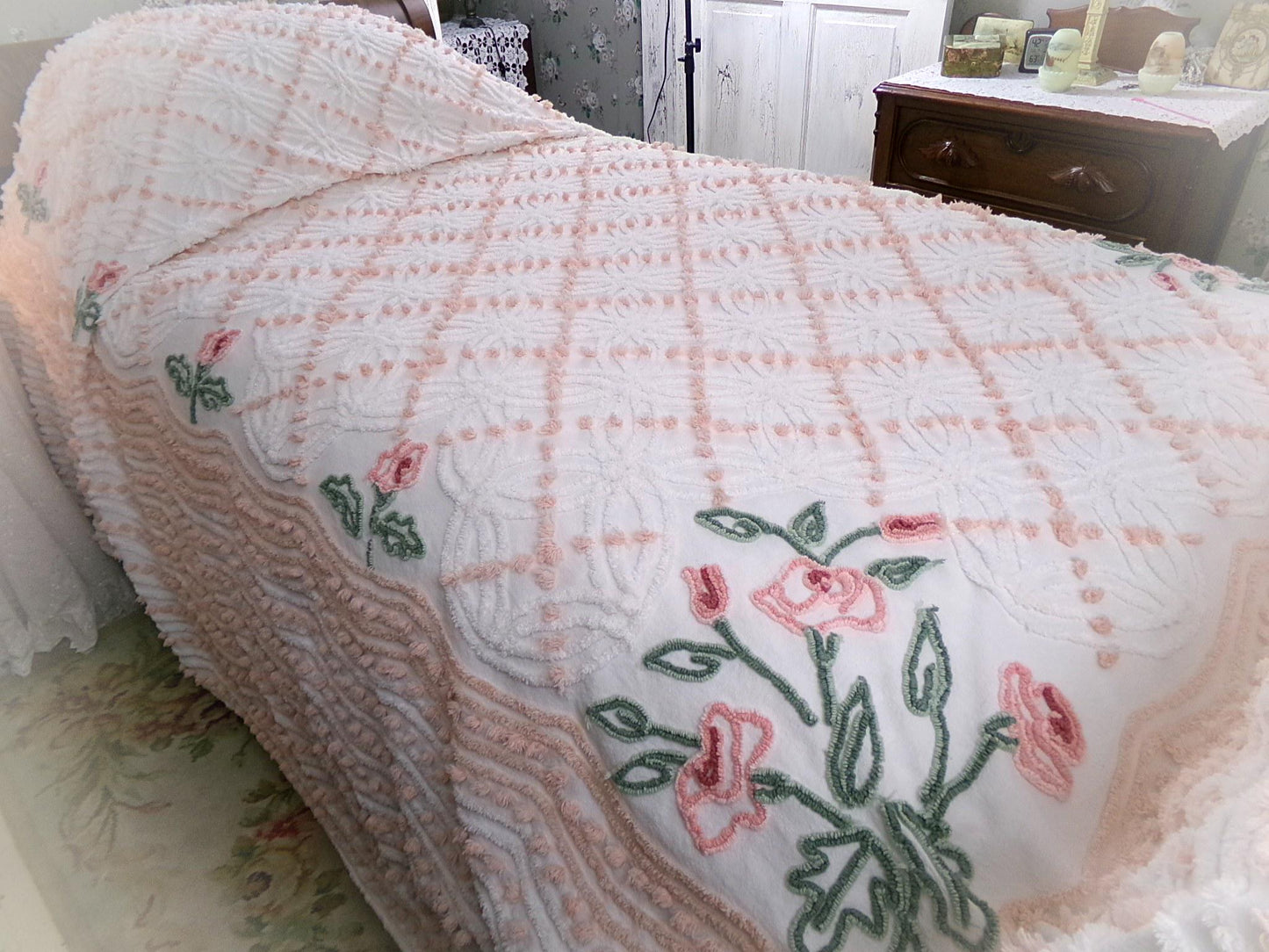 vintage summer romance chenille bedspread, pink roses on white cotton coverlet with pops & wedding rings, full size cottage bedding