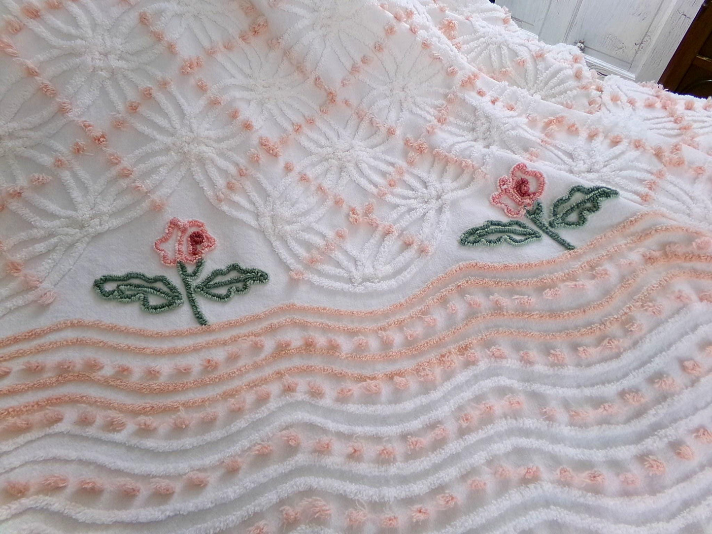vintage summer romance chenille bedspread, pink roses on white cotton coverlet with pops & wedding rings, full size cottage bedding