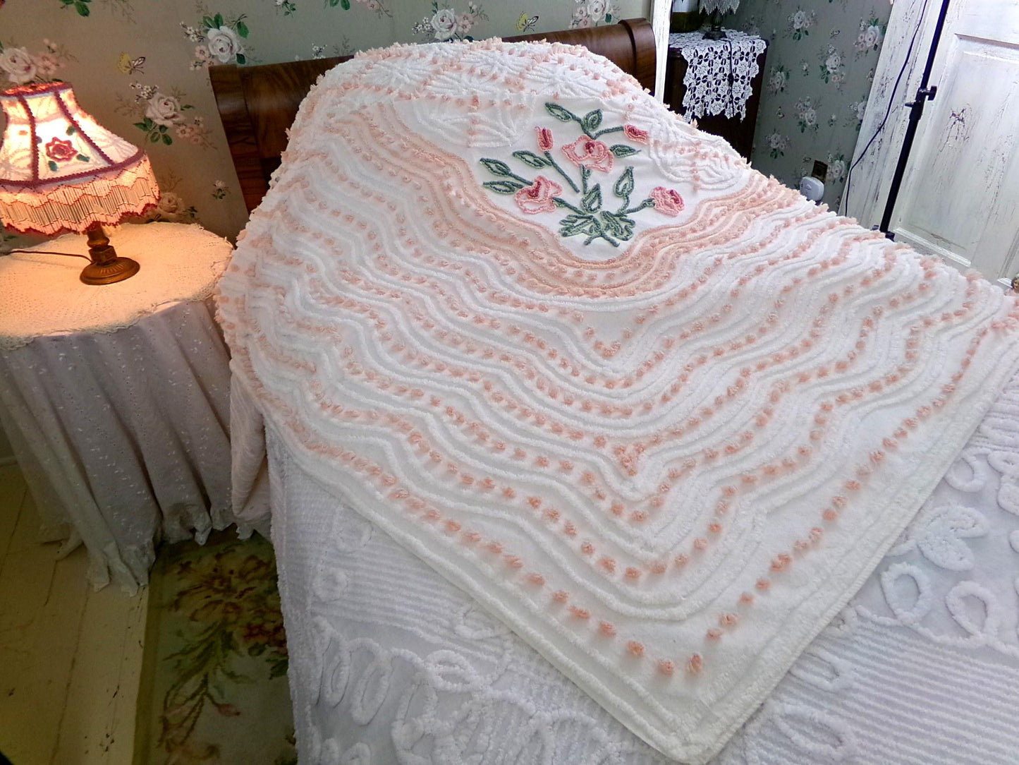 vintage summer romance chenille bedspread, pink roses on white cotton coverlet with pops & wedding rings, full size cottage bedding