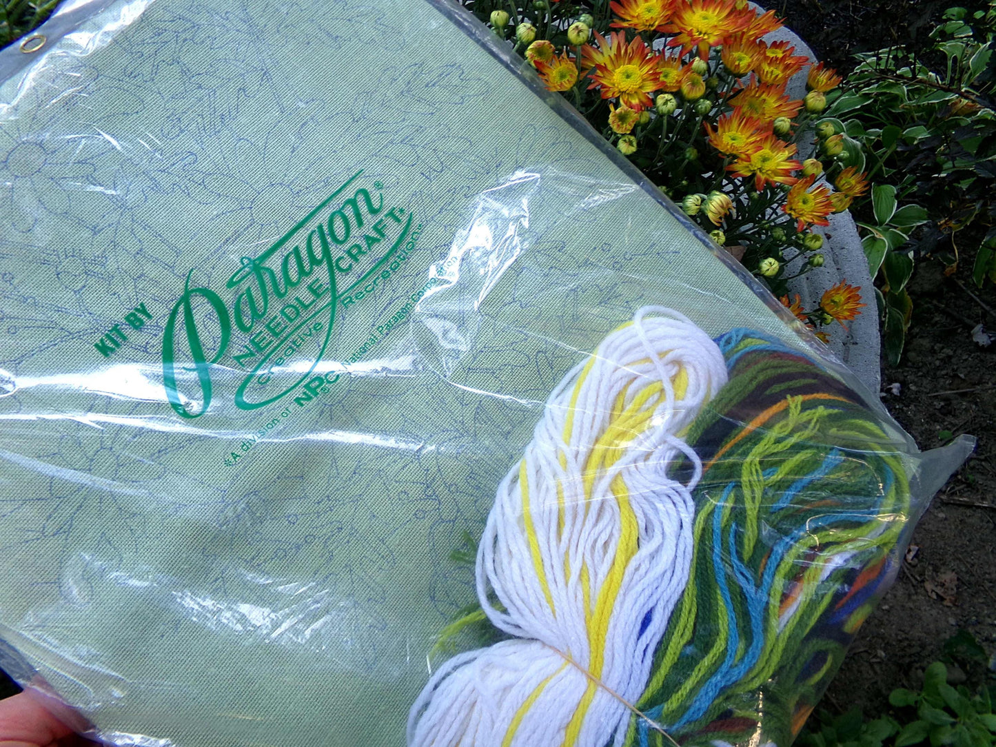 DAISIES DAISIES Crewel Embroidery Kit, Vintage 0617 Paragon Needlecraft Stitchery, Boho Style Wall Hanging, Adele Veres Design