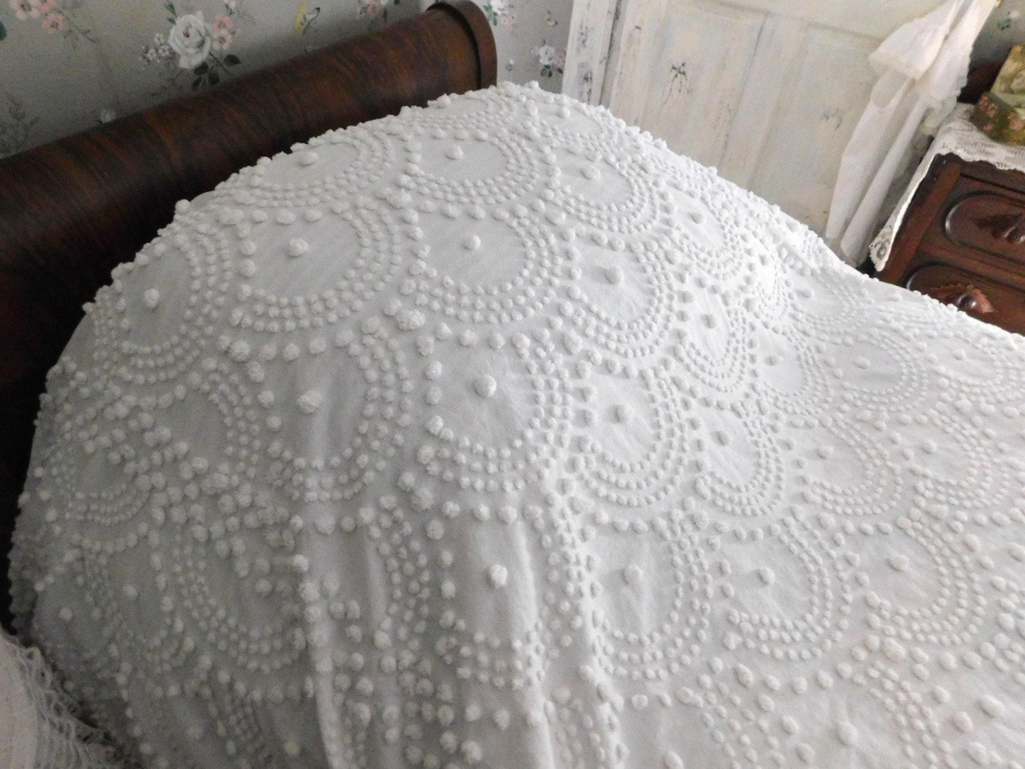 Farmhouse B&B Style Vintage Chenille Bedspread, Antique Handtufted Waterfall Cascade Pops, Full Size White Spread with Fringe