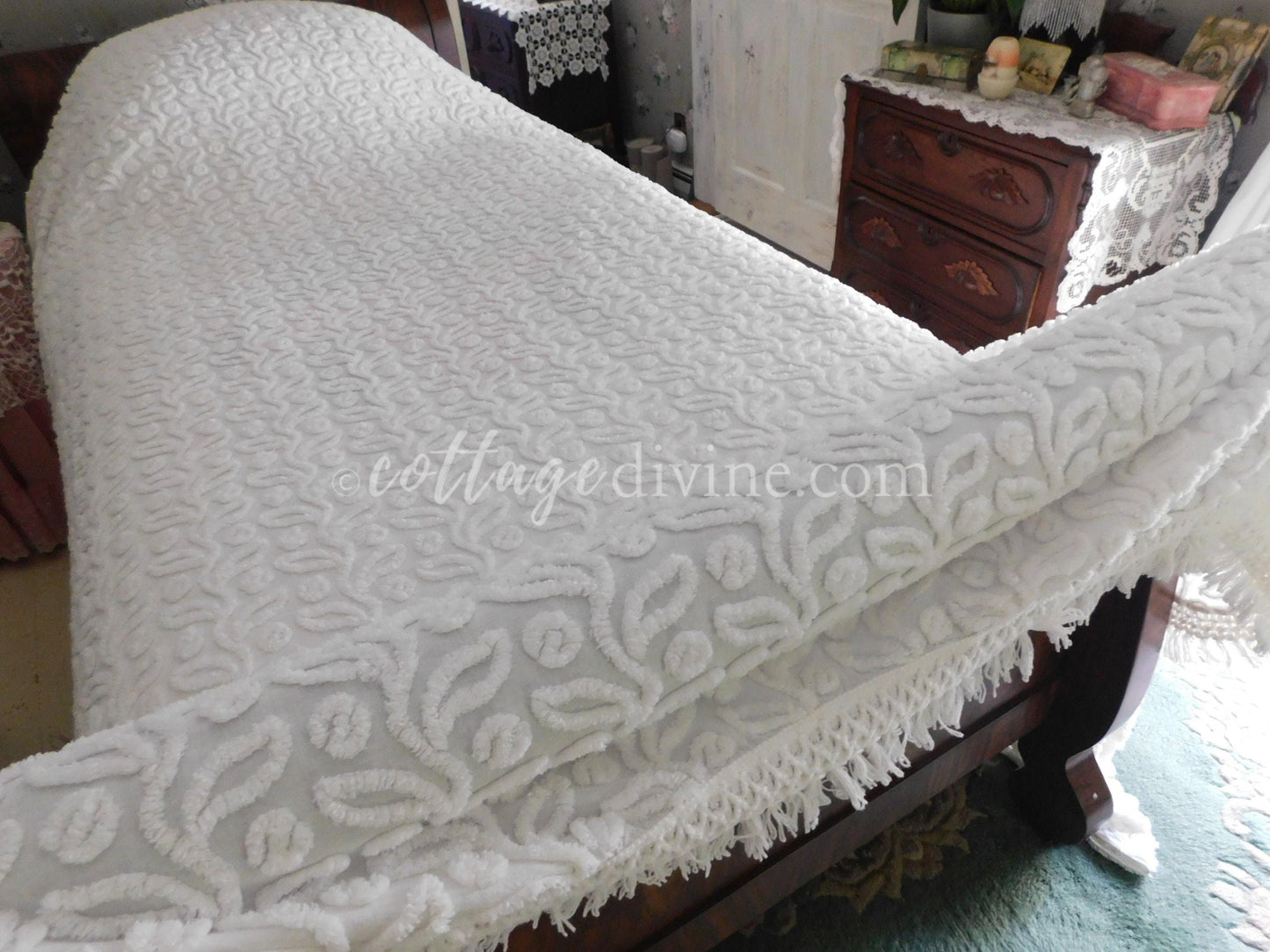 White Ivy Berry Vintage Chenille Bedspread, Full Size Cotton Bedding with Fringe, Tagged Hofmann Textiles