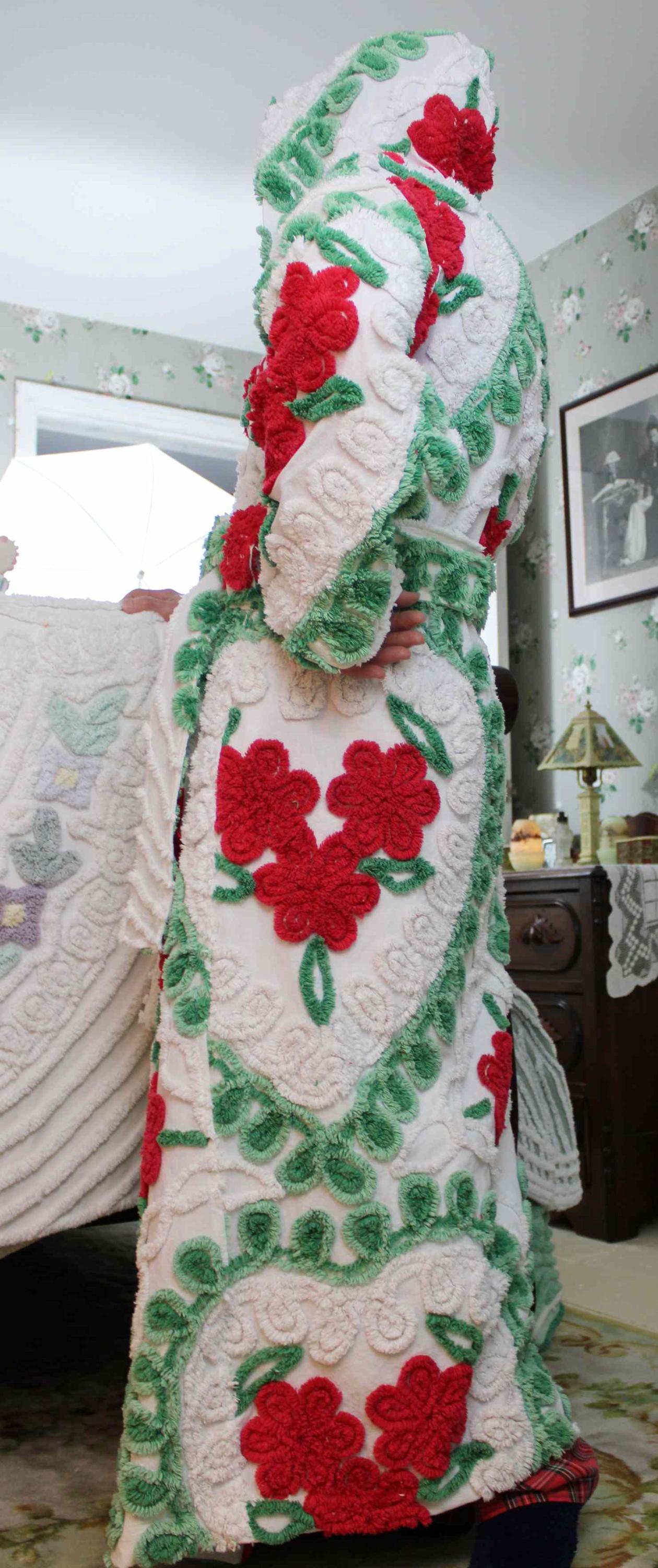 Winter Rose HOODED Chenille Robe, Green Hearts & Red Roses Bathrobe Upcycled from Vintage Midcentury Chenille Bedspread, Medium Large