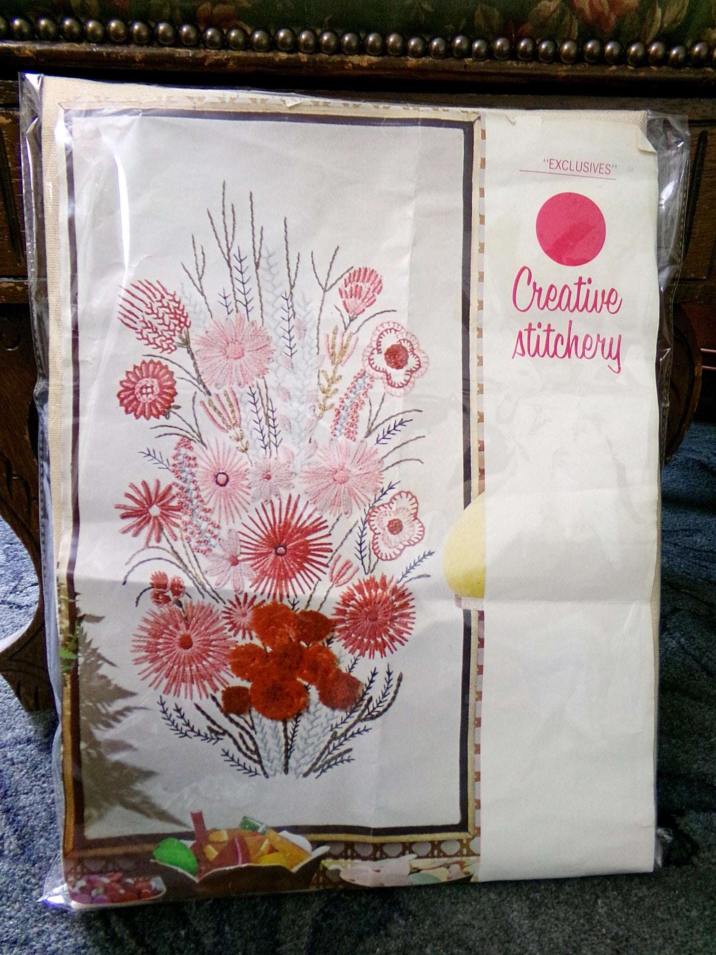 REGAL MUMS Crewel Stitchery Kit, Vintage Boho Style Wall Hanging, Rare Paragon Needlecraft Hippie Embroidery # 0219