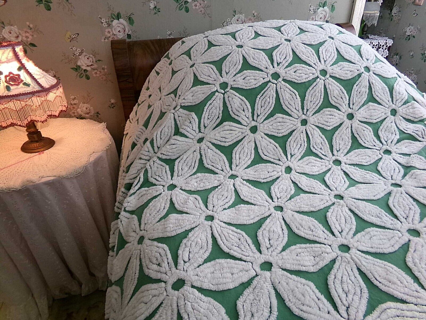 Giant White Daisy Vintage Green Chenille Bedspread Plush Tufted Daisies, Full Size