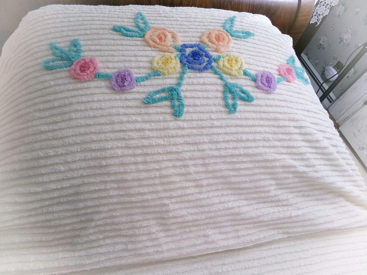 granny's cottage full size chenille bedspread, old-fashioned flower bouquets on cream, vintage style bedding