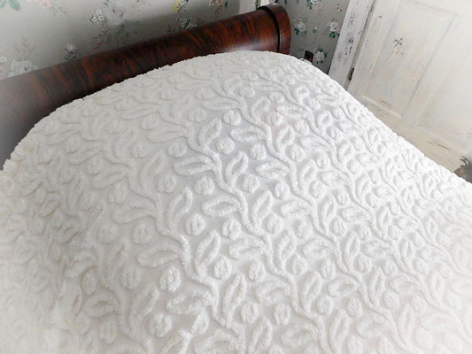 White Ivy Berry Vintage Chenille Bedspread, Full Size Cotton Bedding with Fringe, Tagged Hofmann Textiles