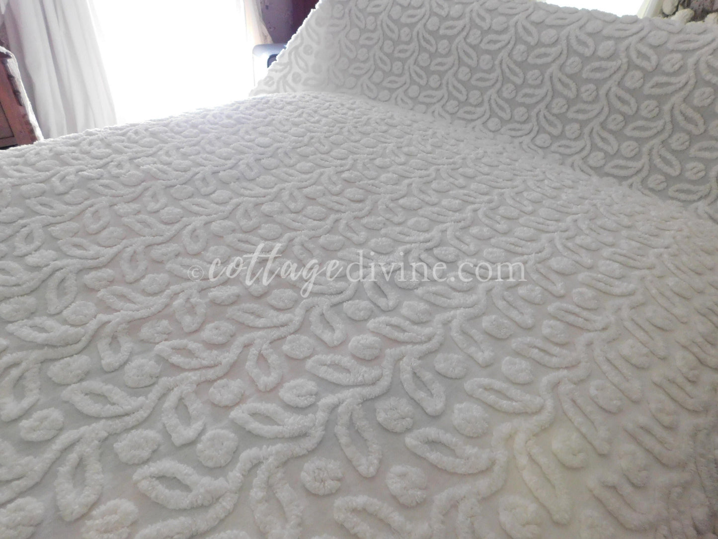 White Ivy Berry Vintage Chenille Bedspread, Full Size Cotton Bedding with Fringe, Tagged Hofmann Textiles