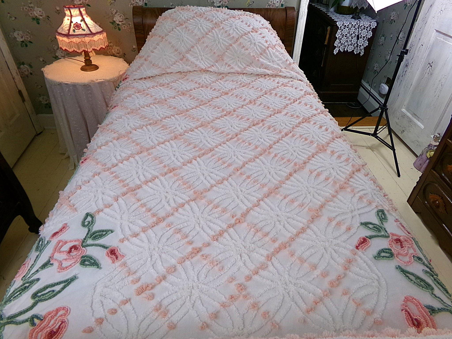 vintage summer romance chenille bedspread, pink roses on white cotton coverlet with pops & wedding rings, full size cottage bedding