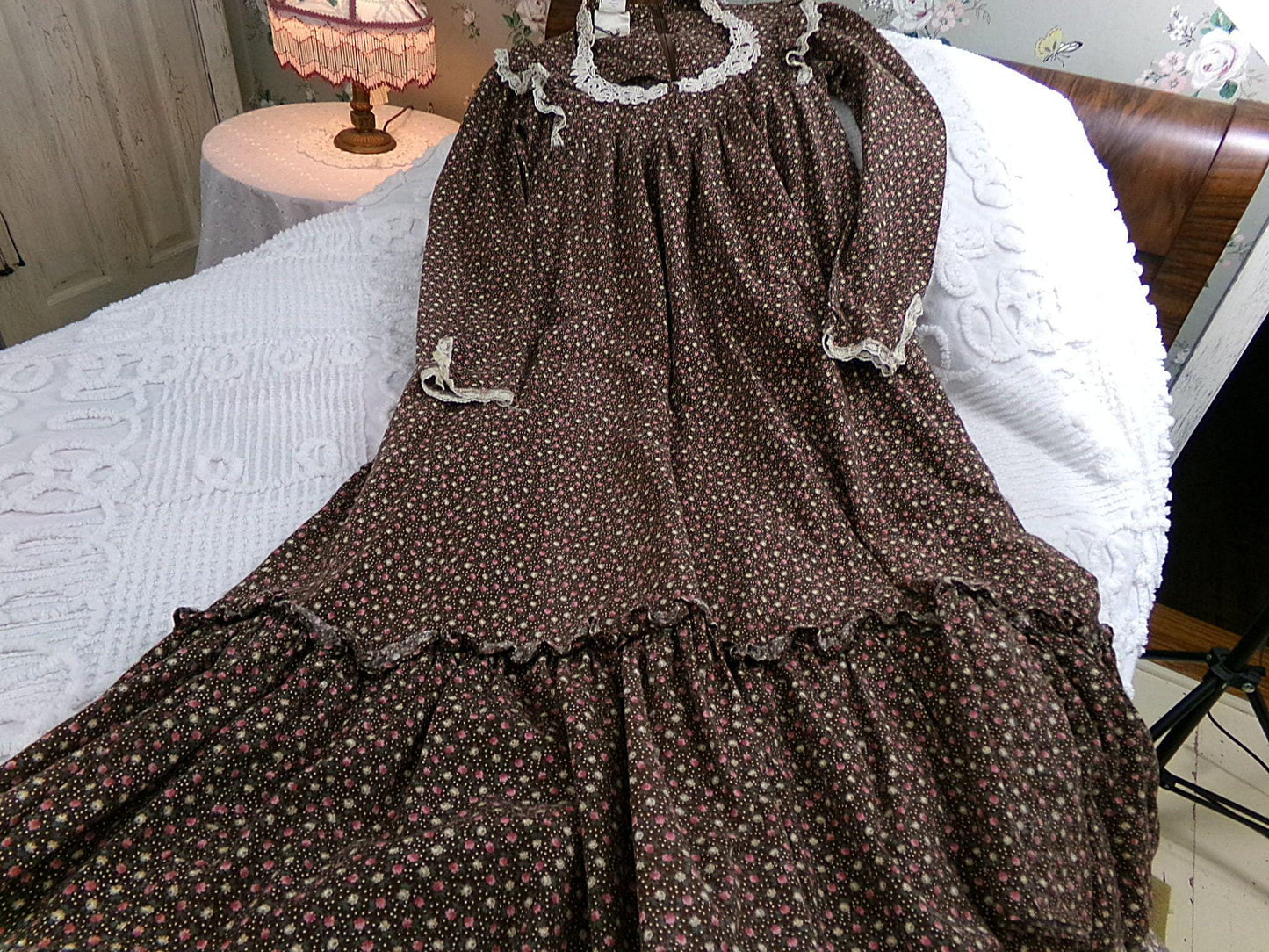 whimsical woodland fairy vintage Gunne Sax dress, cute 1970s prairie style midi brown cotton calico print, XXS