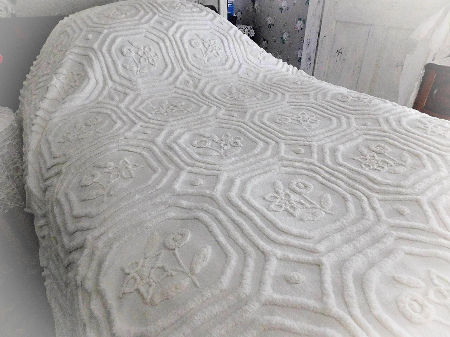 Farmhouse Style White Vintage Chenille Bedspread, Twin Size Cottage Chic Cotton Bedding with tufted florals
