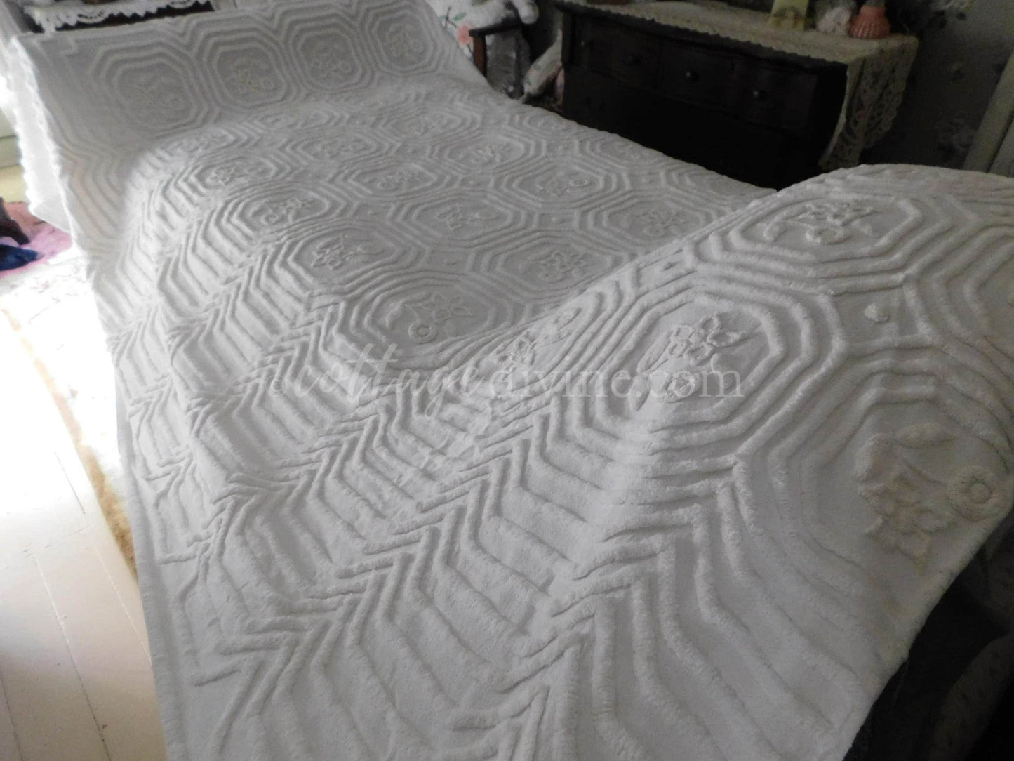Farmhouse Style White Vintage Chenille Bedspread, Twin Size Cottage Chic Cotton Bedding with tufted florals