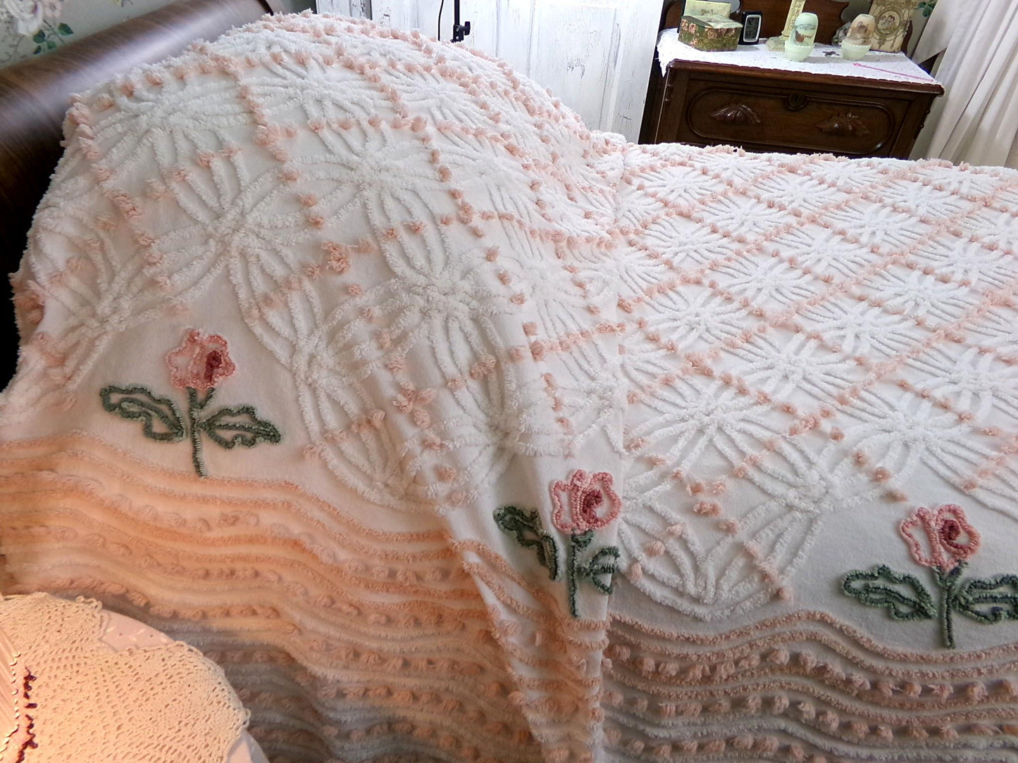 vintage summer romance chenille bedspread, pink roses on white cotton coverlet with pops & wedding rings, full size cottage bedding