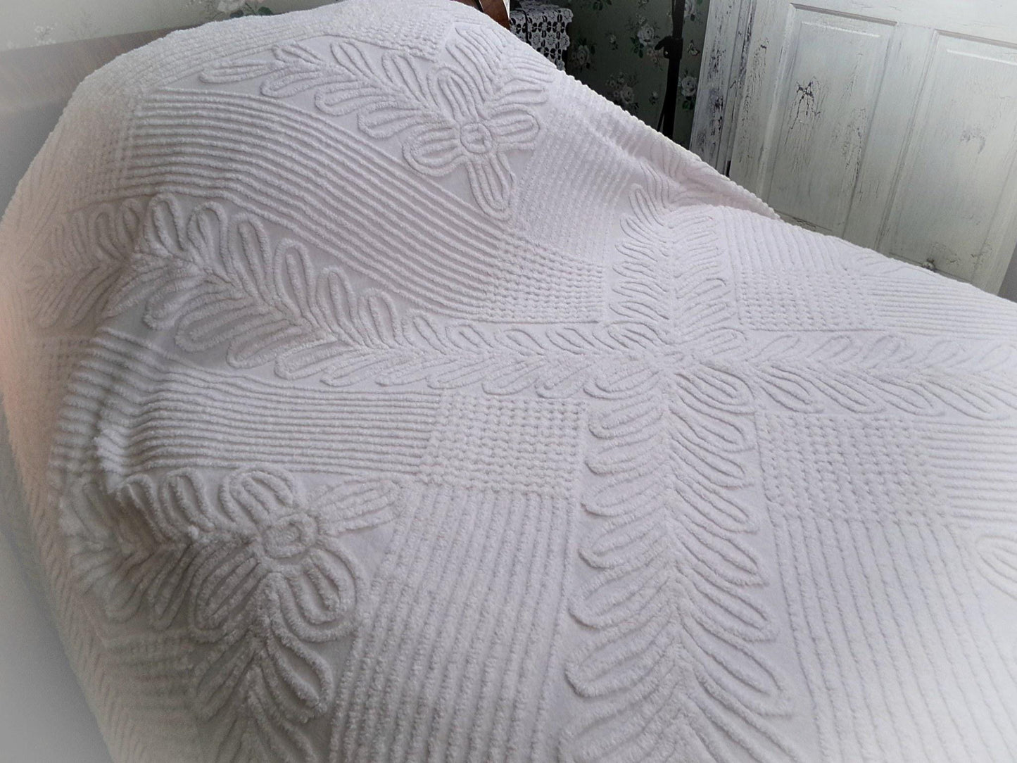 Elegant White Farmhouse Vintage Chenille Bedspread, Chevron Laurel Design, Full Size 100% Cotton Bedding