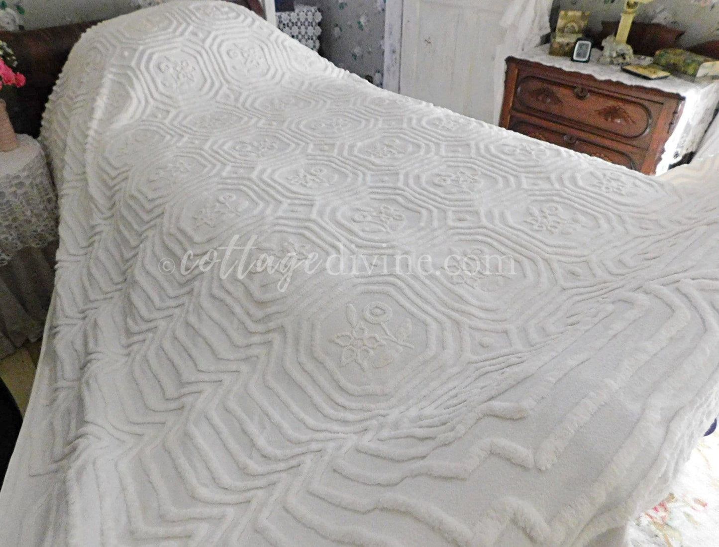 Farmhouse Style White Vintage Chenille Bedspread, Twin Size Cottage Chic Cotton Bedding with tufted florals