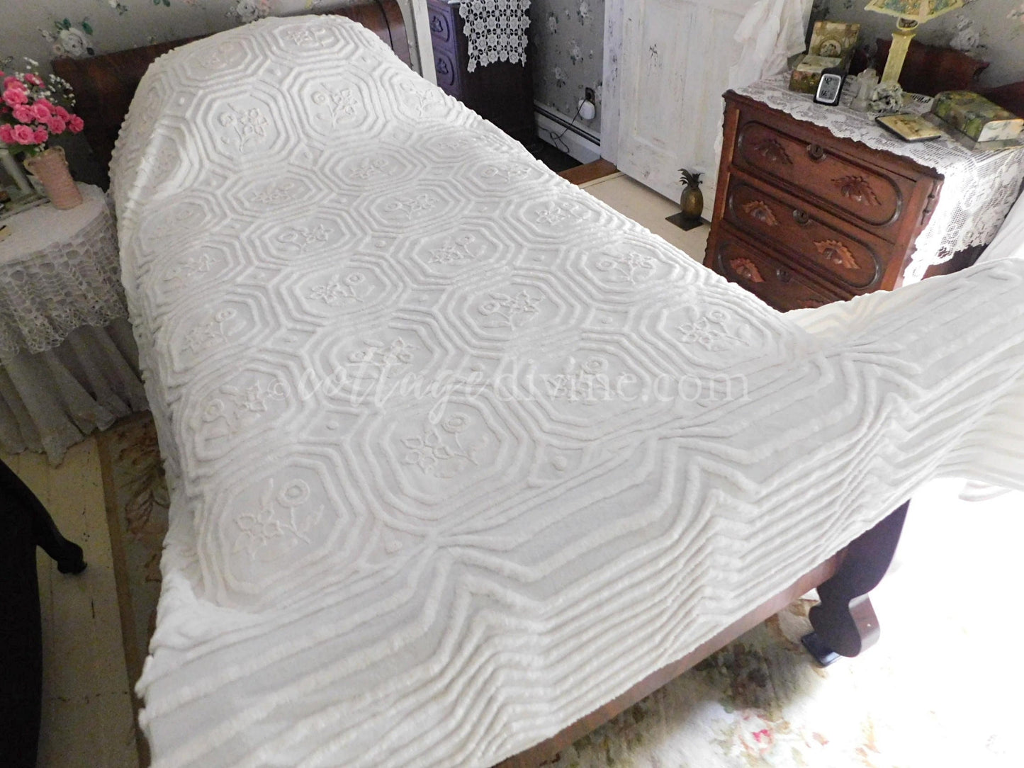 Farmhouse Style White Vintage Chenille Bedspread, Twin Size Cottage Chic Cotton Bedding with tufted florals